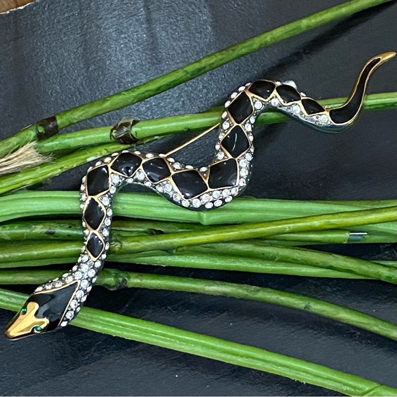 Vintage Signed Gold-tone Luxurious 5.5” Snake Enamel Rhinestone Crystal Brooch - Picture 3 of 13